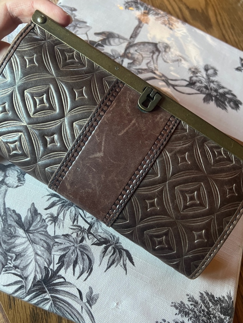 VINTAGE FOSSIL BROWN
Tooled LEATHER WALLET CLUTCH METAL CLOSE